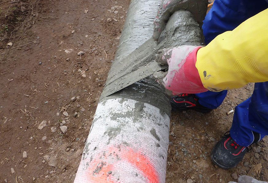 PrimaTape mechanical impact protection cement tape applied on steel pipeline field joint in Saudi Arabia